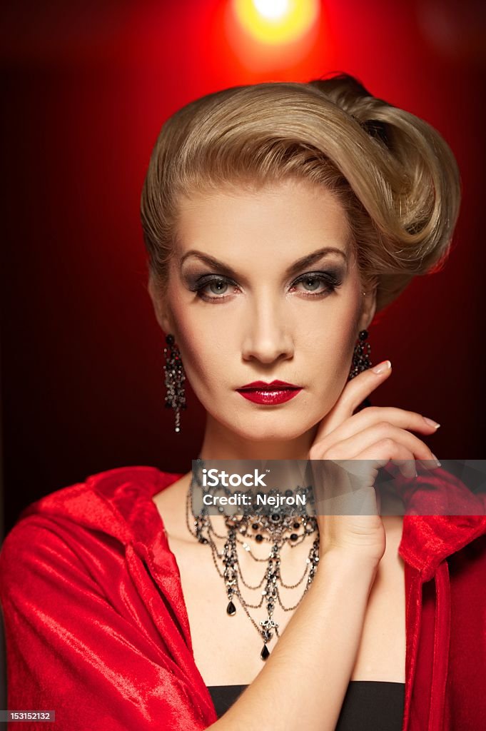Zbliżenie-portret atrakcyjny blond Dama - Zbiór zdjęć royalty-free (Aksamit)
