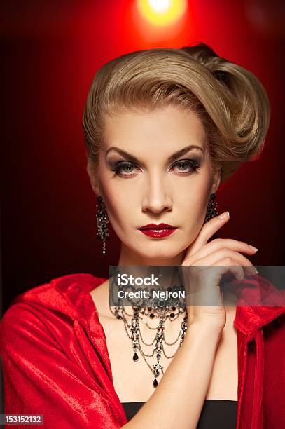Zbliżenieportret Atrakcyjny Blond Dama - zdjęcia stockowe i więcej obrazów Aksamit - Aksamit, Blond włosy, Ciemny