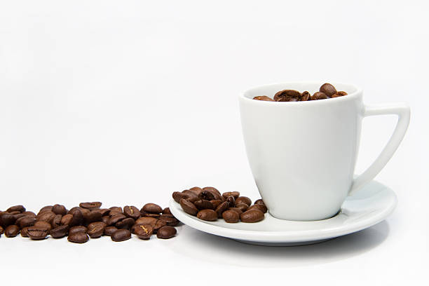 커피 원두 가운데 및 작은 에스프레소 컵은 스톡 사진