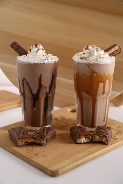 caramel shake & mars shake - milk shake coffee latté cold zdjęcia i obrazy z banku zdjęć
