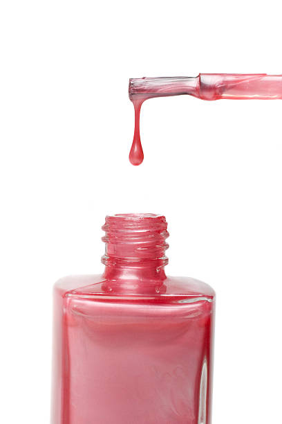 ピンクのネイルバニッシュでボトル水が滴っています。 ストックフォト