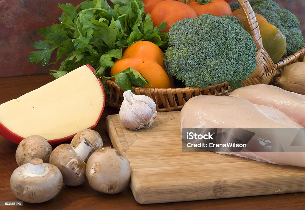 Raw Filé de frango, queijo e legumes - Foto de stock de Alho royalty-free