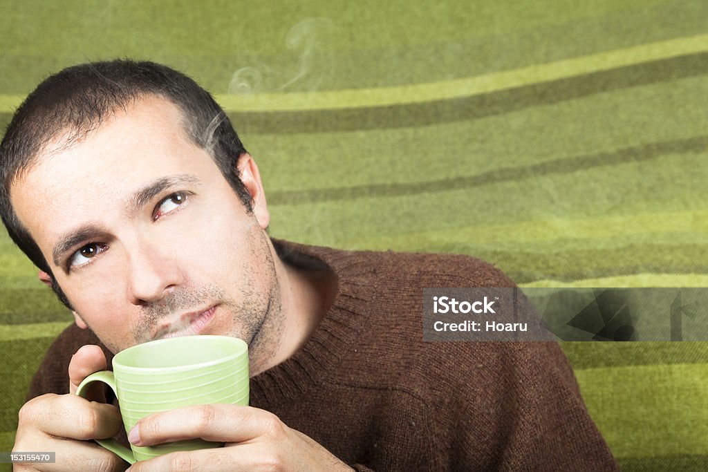 Homme avec une boisson chaude. Thé ou de café. - Photo de Hommes libre de droits