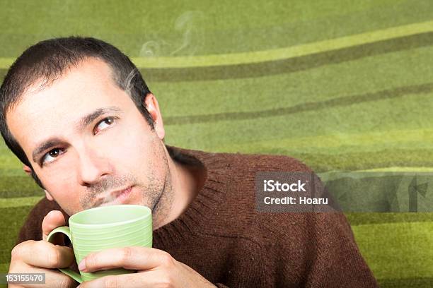 Photo libre de droit de Homme Avec Une Boisson Chaude Thé Ou De Café banque d'images et plus d'images libres de droit de Hommes - Hommes, Sentir, Activité