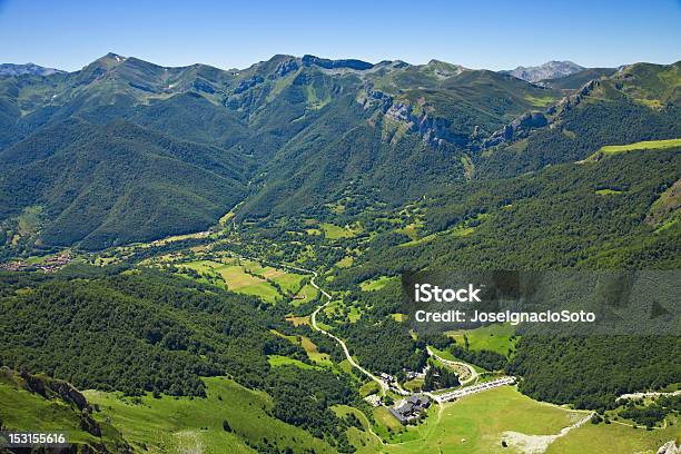 Foto de Vista Aérea De Fuente Dé Valley Picos De Europa Espanha e mais fotos de stock de Cantabria