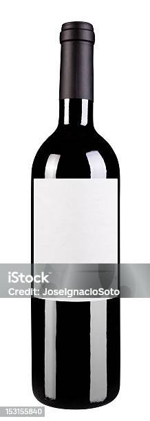 Botella De Vino Sobre Fondo Blanco Aislado Con Trazado De Recorte Foto de stock y más banco de imágenes de Bebida alcohólica