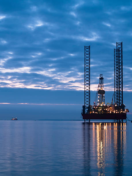 plataforma petrolífera - oil rig sea oil well oil drill - fotografias e filmes do acervo