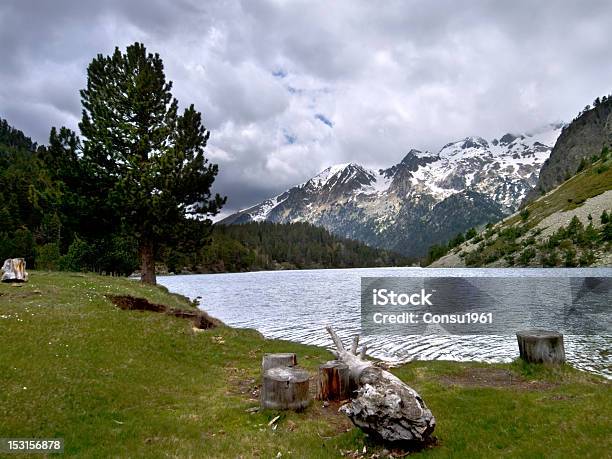 Lago Llong Foto de stock y más banco de imágenes de Agua - Agua, Aire libre, Belleza de la naturaleza