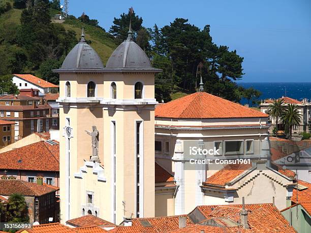 Iglesia De Ribadesella Foto de stock y más banco de imágenes de Aire libre - Aire libre, Aldea, Arbolado