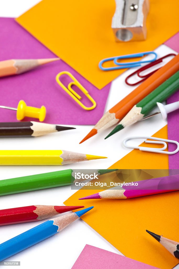 Crayons colorés, plans-séquences et remarque papiers sur blanc - Photo de Couleur libre de droits