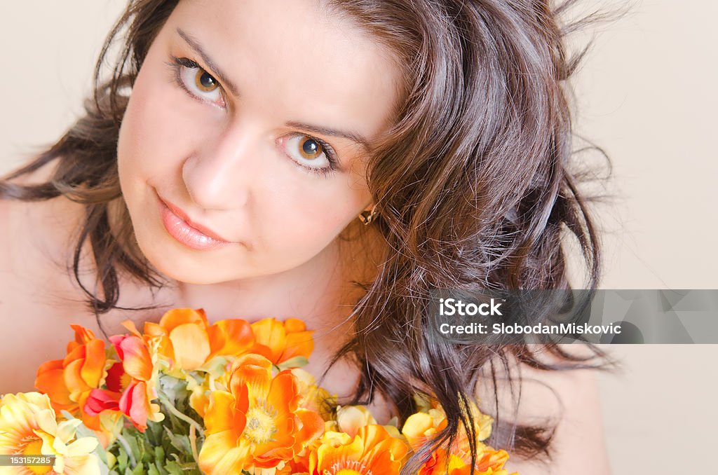 Bellissimo brunette con fiori - Foto stock royalty-free di Adulto