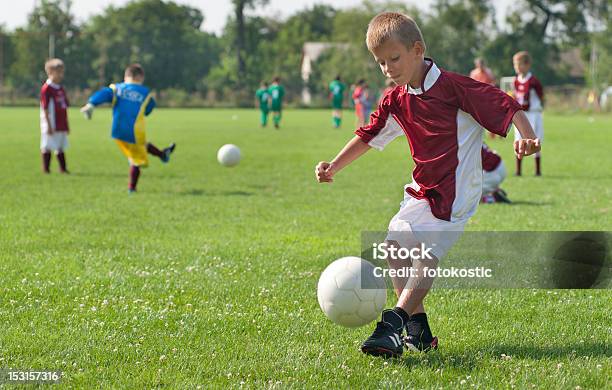 Young Boys Playing Soccer On Sports Campo Foto de stock y más banco de imágenes de Niño - Niño, 6-7 años, 8-9 años