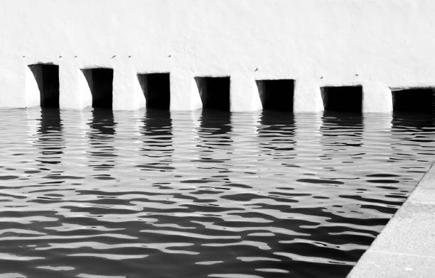 quadratische öffnungen für den durchgang von wasser in einem kanal - moscow river stock-fotos und bilder