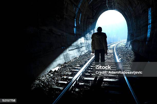 Mann Am Ende Des Tunnels Stockfoto und mehr Bilder von Abschied - Abschied, Architektur, Bahngleis