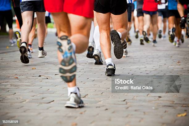 Ludzi Działa W Mieście Maraton - zdjęcia stockowe i więcej obrazów Aktywny tryb życia - Aktywny tryb życia, Biegać, Czynność
