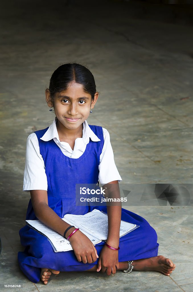 Hermosa Chica escrito en un village school - Foto de stock de Cultura hindú libre de derechos