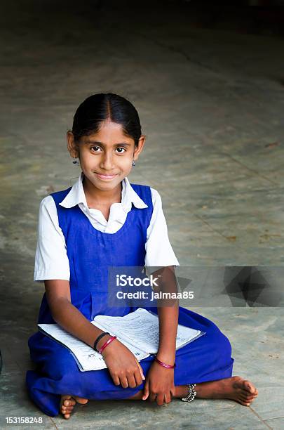 Hermosa Chica Escrito En Un Village School Foto de stock y más banco de imágenes de Cultura hindú - Cultura hindú, Pobreza, Aldea