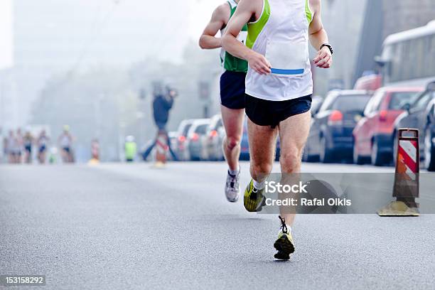 Gente Corriendo Maratón De La Ciudad Foto de stock y más banco de imágenes de Actividad - Actividad, Actividades recreativas, Adulto