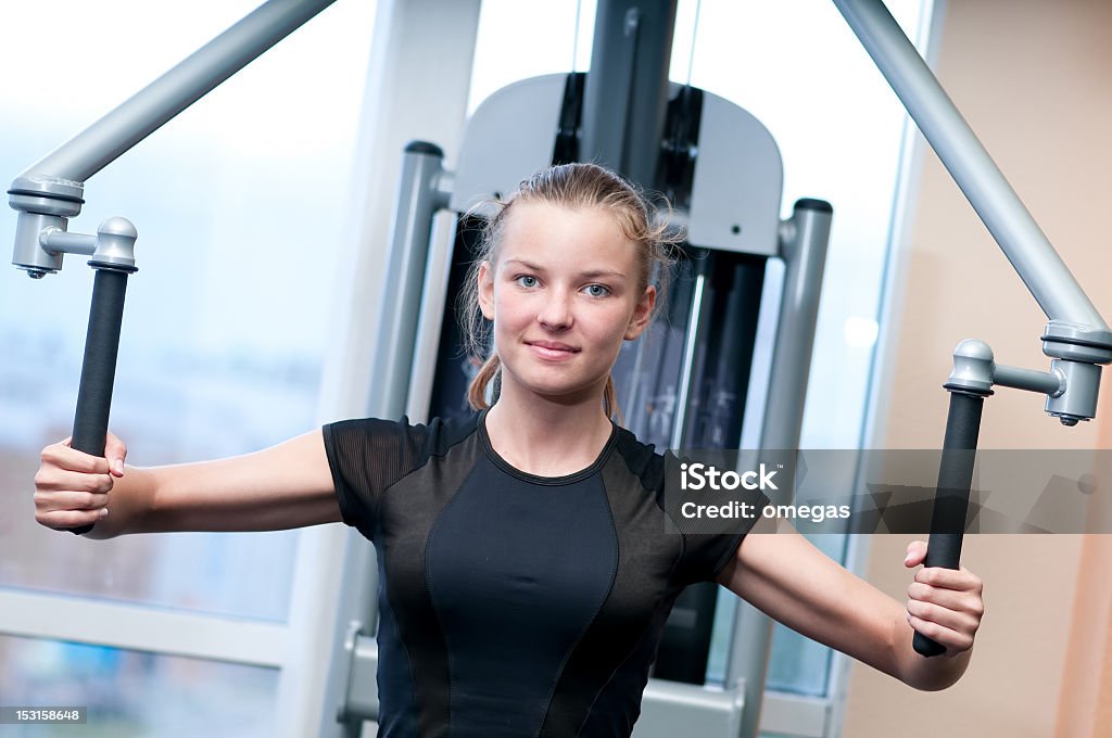 Jovem mulher no ginásio exercício - Royalty-free Adolescente Foto de stock