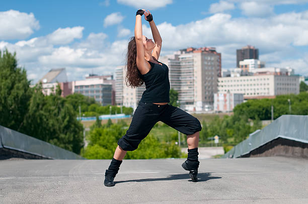 Linda Menina Dança hip-hop sobre a paisagem urbana - fotografia de stock