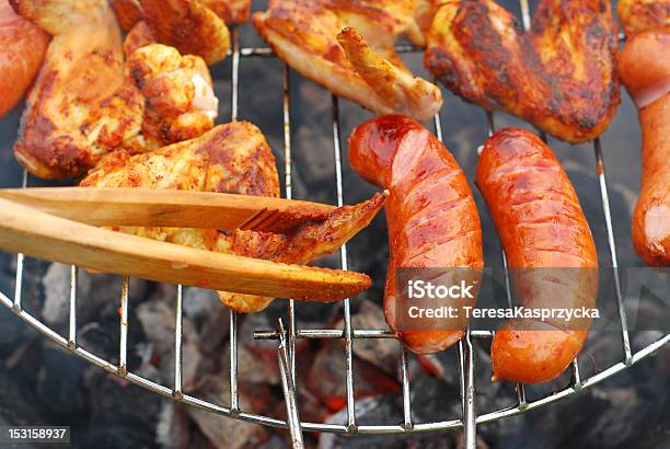 Enchidos E Asas De Frango No Grelhador - Fotografias de stock e mais imagens de Alimentação Não-saudável - Alimentação Não-saudável, Almoço, Ao Ar Livre