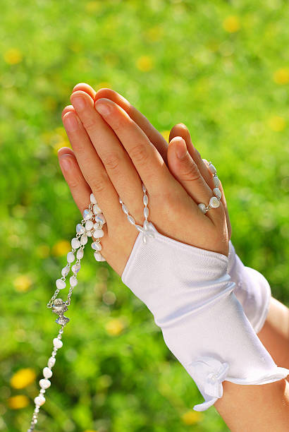 istock the first holy communion- rosary 153159030