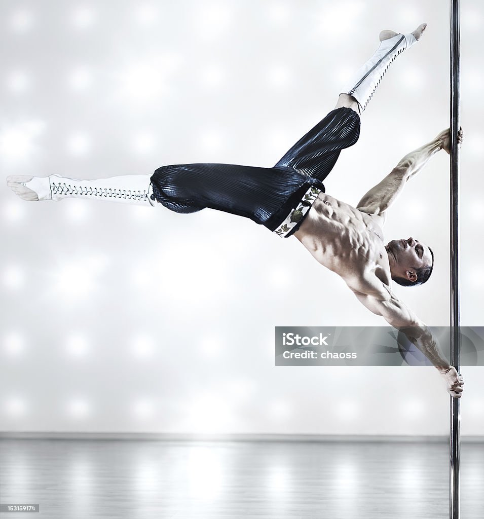 Uomo di Pole dance - Foto stock royalty-free di Acrobata