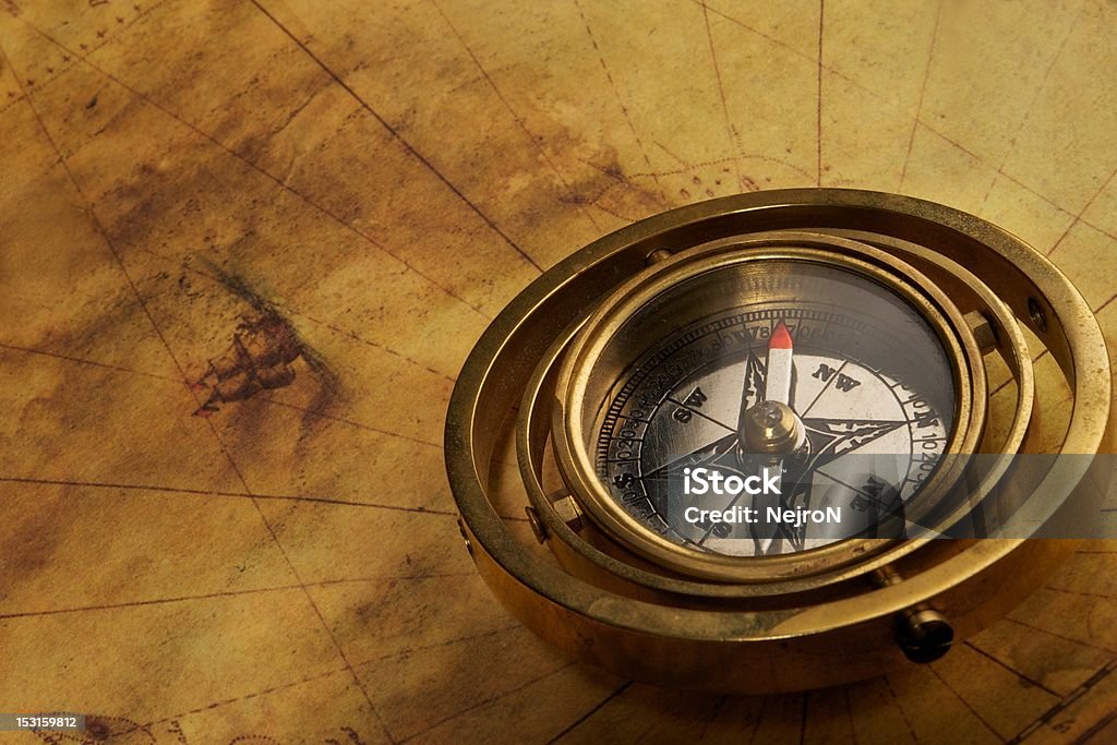 Vintage Kompas na starej mapy - Zbiór zdjęć royalty-free (Antyczny)