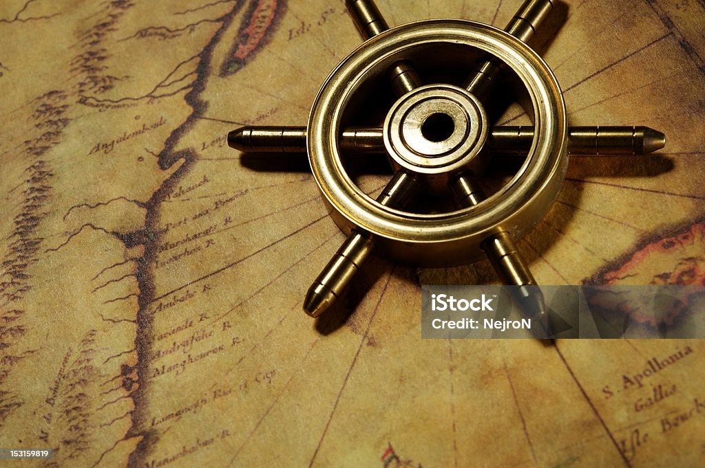 Море колесо на старой карте - Стоковые фото Абстрактный роялти-фри