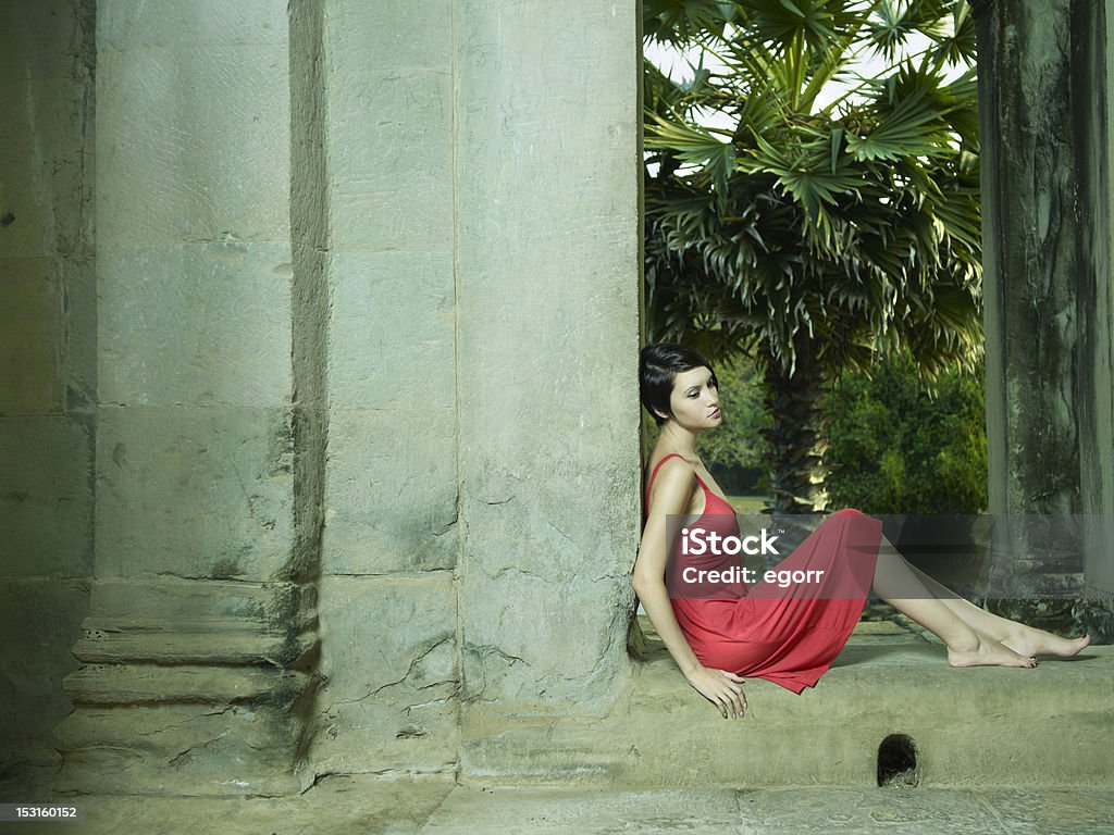 Jeune brunette de beauté dans une architecture ancienne - Photo de 20-24 ans libre de droits