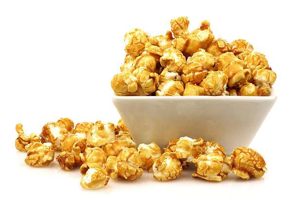 morceaux de caramel dans un bol de pop-corn - caramel corn photos et images de collection