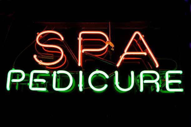 istock Spa Pedicure Neon Sign 153162382