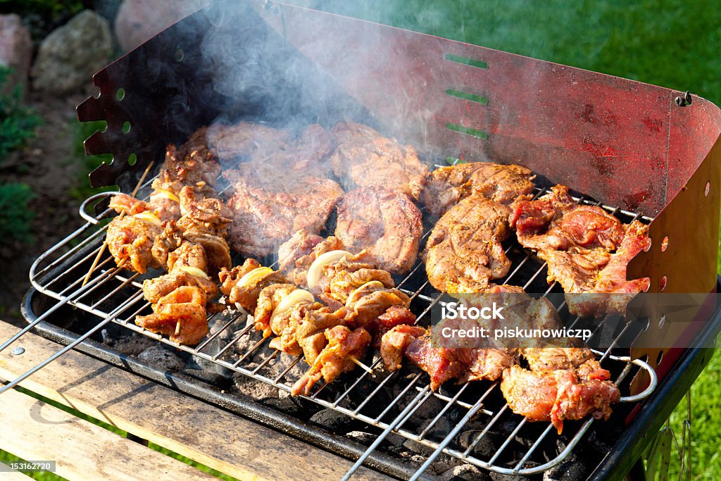 Close-up de espetinhos (kebabs) e filés em um fumantes grill. - Foto de stock de Alimentação Saudável royalty-free