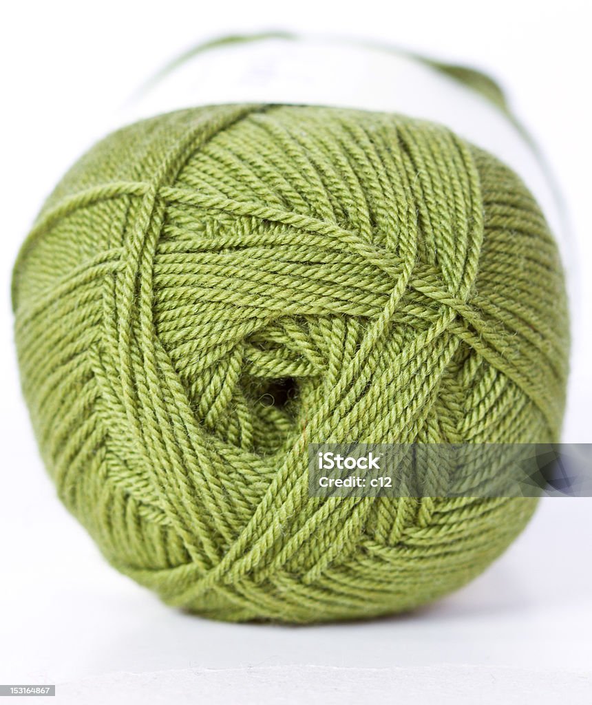 Funda verde de lana madeja en el fondo blanco - Foto de stock de Arte de la costura libre de derechos