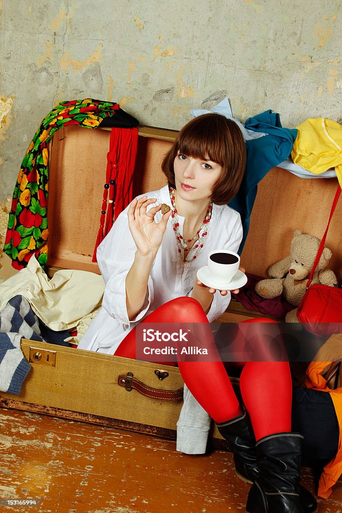 Atrakcyjna kobieta siedzi w walizkę - Zbiór zdjęć royalty-free (Bagaż)