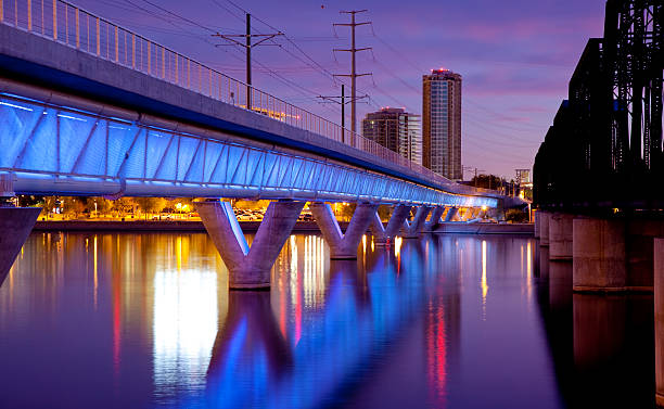 De Tempe, Arizona, de trenes Light Rail puente y a la ciudad - foto de stock