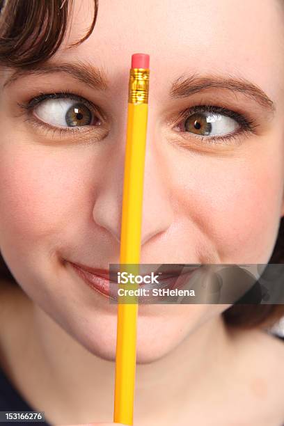 Lustiger Cross Augen Frau Mit Bleistift Auf Ihre Nase Stockfoto und mehr Bilder von Schielen