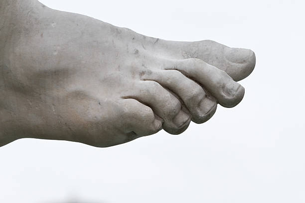 pé de mármore projetado por bernini, na piazza navona. - rome human foot foot marble - fotografias e filmes do acervo
