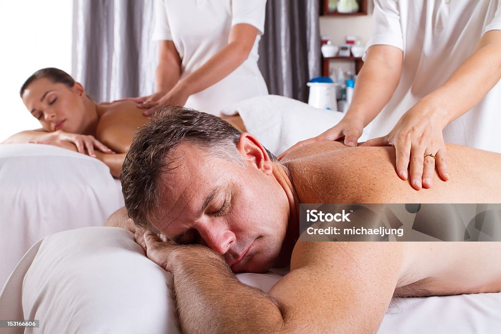 Coppia avendo spa massaggio - Foto stock royalty-free di Adulto