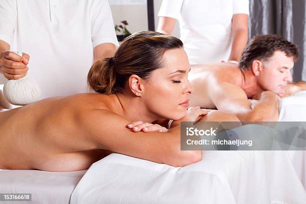 Homem E Mulher Massagem - Fotografias de stock e mais imagens de Adulto - Adulto, Adulto maduro, Amimar