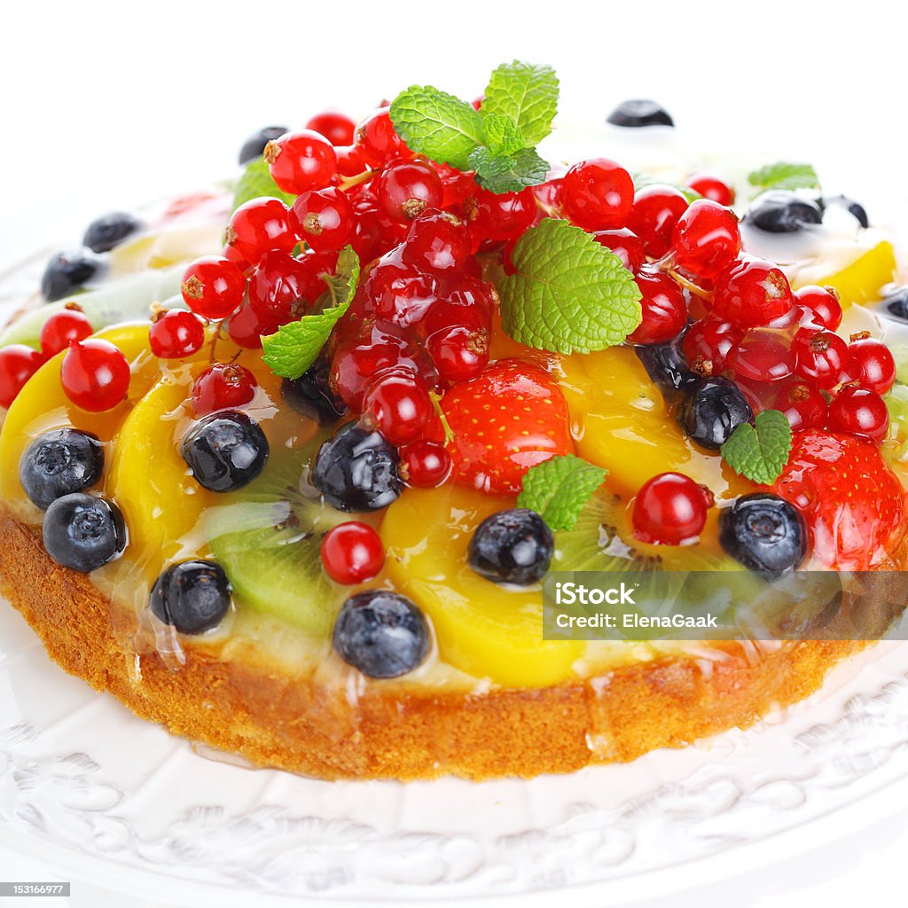 Ciasto z świeże jagody i owoce na białym tle - Zbiór zdjęć royalty-free (Bez ludzi)