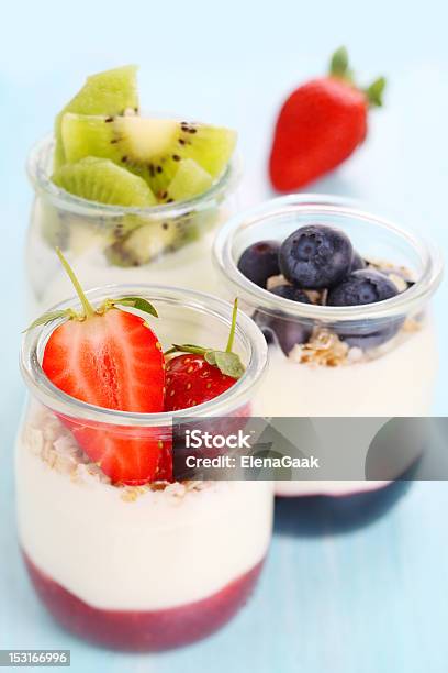 Yogurt Naturale Con Marmellata Di Fragole E Frutti Di Bosco Freschi Blueberr - Fotografie stock e altre immagini di Alimentazione sana