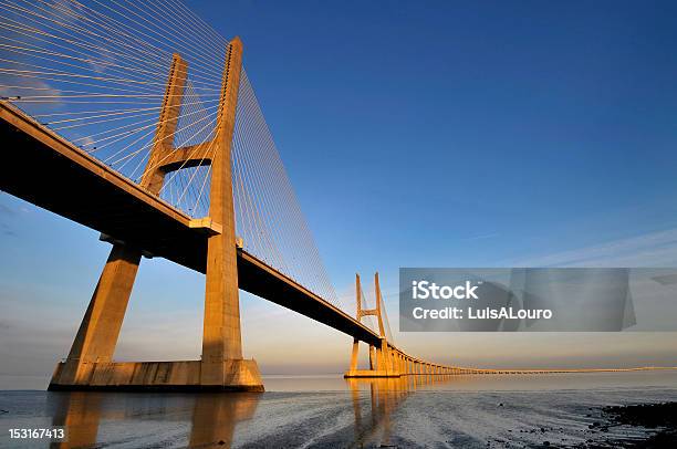 Puente Foto de stock y más banco de imágenes de Aire libre - Aire libre, Arquitectura, Azul