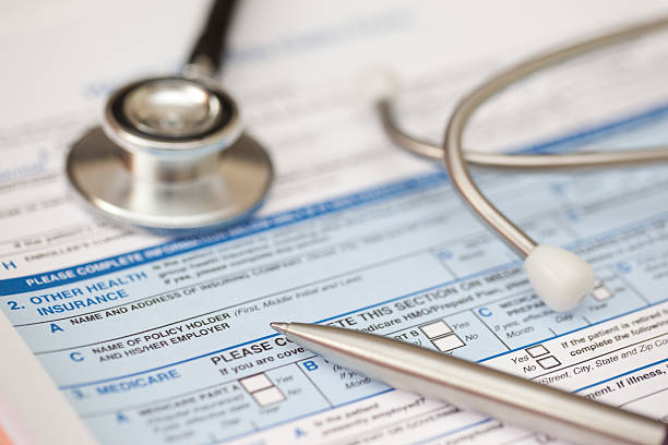 la atención médica - healthcare and medicine bill claim form insurance fotografías e imágenes de stock
