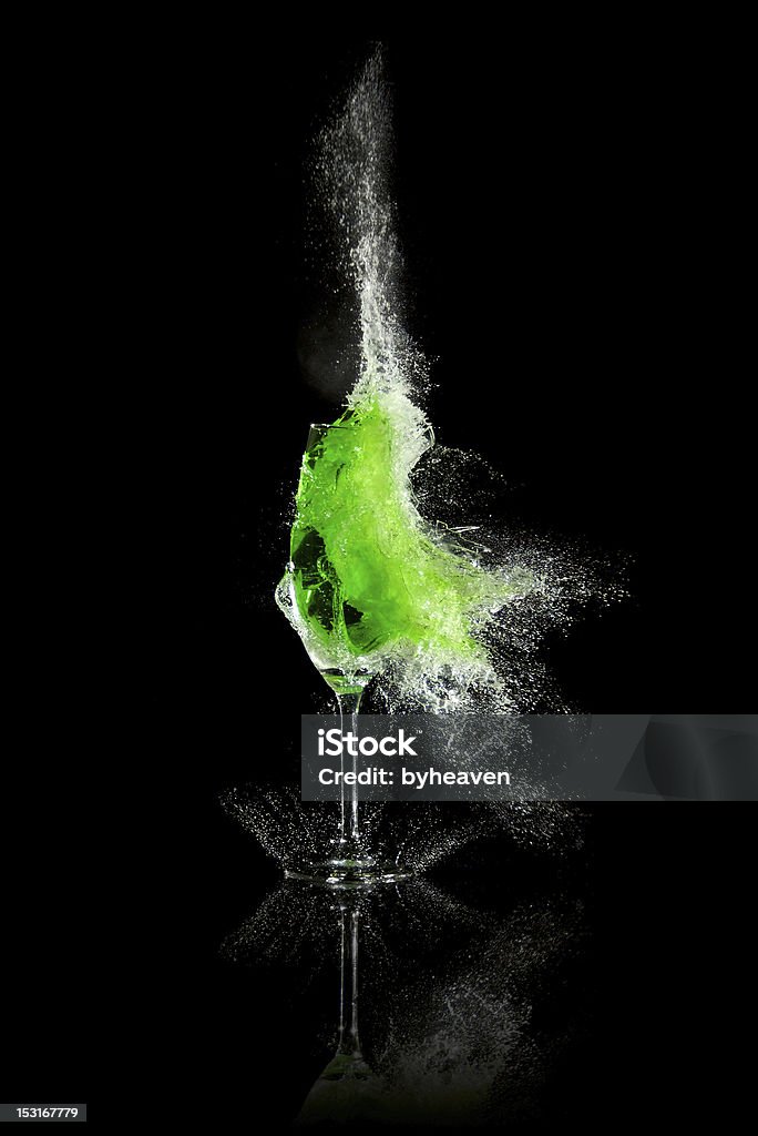 グラスグリーンの液体爆発 - ワイングラスのロイヤリティフリーストックフォト