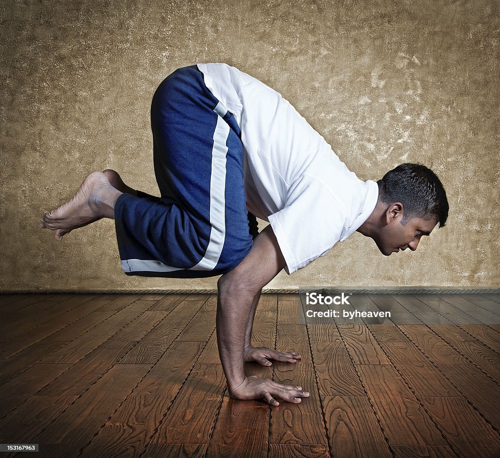 pose de ioga bakasana crane - Foto de stock de Acroyoga royalty-free