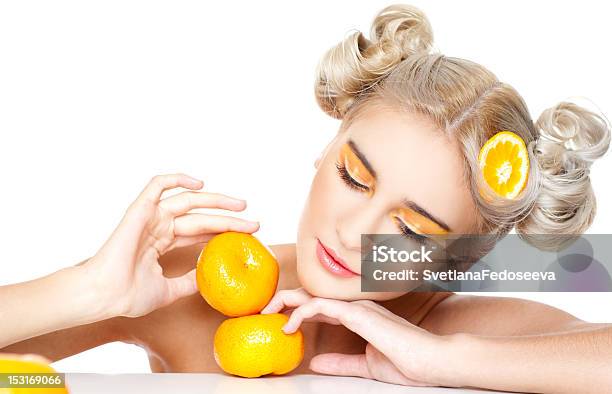 Tangerines Foto de stock y más banco de imágenes de Adulto - Adulto, Adulto joven, Alegre