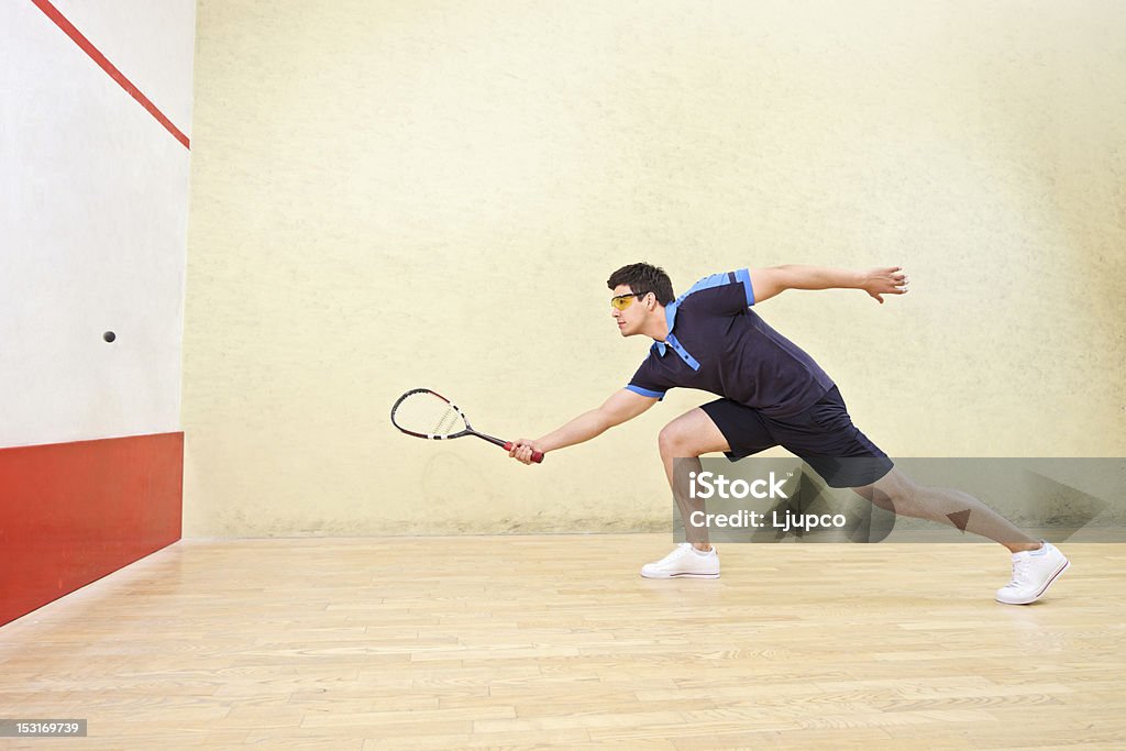 Joueur de Squash frapper un ballon - Photo de Squash libre de droits