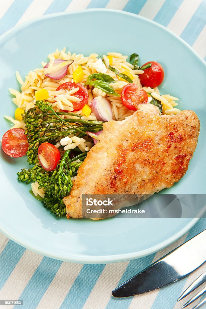 Peito de Frango com Salada de Macarrão e broccolini - Royalty-free Frango Foto de stock