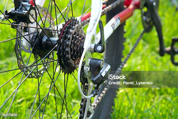 Foto de Bicicleta De Corrida De Trás Do Volante Com Fita De Cadeia e mais fotos de stock de Aço